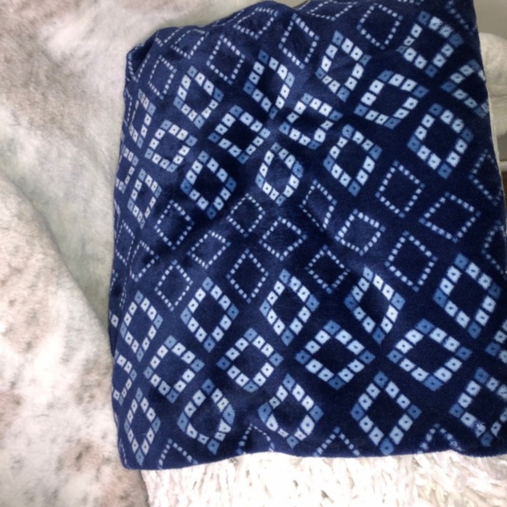 Berkshire Throw Blue Diamond Shapes‎ with White Tassels